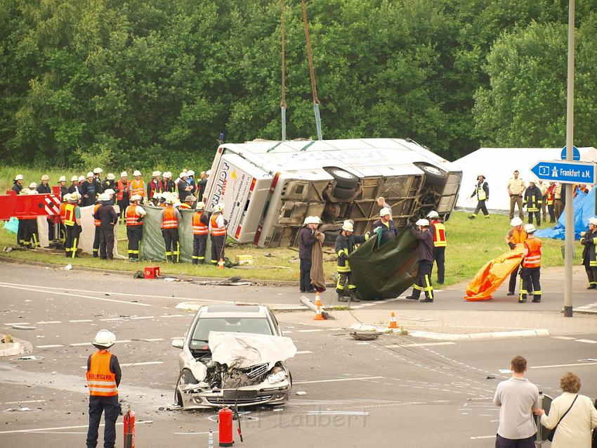 Schwerer Unfall mit Reisebus Lohmar Donrather Dreieck P460.JPG